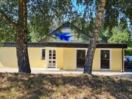 Eine Perle: freistehender Bungalow mit Privat-Zufahrt, drei Garagen + Carport in absoluterTraumlage - Willich