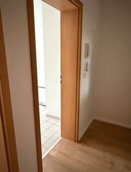 Modernes Laminat / 2. OG / sonniger Balkon - Bad mit Dusche + Fenster ! - Chemnitz