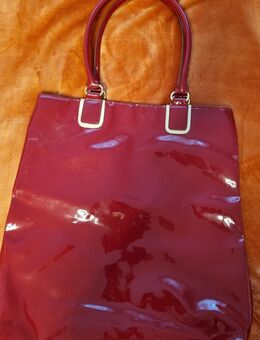 Elegante rote Lack-Handtasche / Shopper mit hellen Akzenten - Rosenfeld