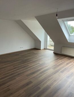 Renovierte 1-Zi.-Whg. mit Balkon, TG-Stellplatz und großzügigem Abstellraum im Dachgeschoss - Rosengarten (Baden-Württemberg)
