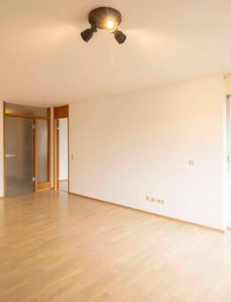 Gepflegte 2-Zimmer-Etagenwohnung mit Balkon und Garagenstellplatz in Stuttgart-Riedenberg - Stuttgart