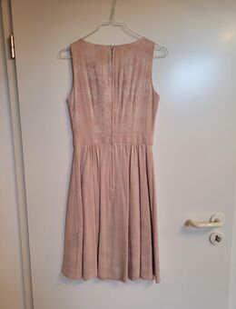 Knielanges Kleid - Wolfertschwenden