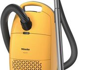 Miele Bodenstaubsauger Guard M1 Sunsetgelb mit ComfortFit, Nachfolger Complete C2, 890 W, mit Beutel, Starke Saugleistung, AirClean Filter, integriertes Zubehör