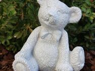 Teddybär Figur mit Schleife sitzend, Trost Figur - Uslar Zentrum