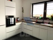 "Wohnkomfort trifft auf ideale Lage: 3-Zimmer-Wohnung im 1. OG mit sonnigem Balkon und Garage" - Pforzheim