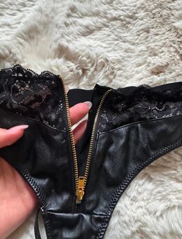 Tanga mit leder und goldenem Reißverschluss - Nürnberg