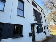 Schöne neuwertiges Mittelreihenhaus mit Terrasse, Dachterrasse und Garten! - Norderstedt