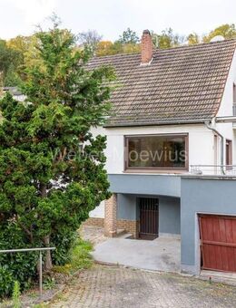 Freistehendes Einfamilienhaus mit viel Potenzial - Terrasse, Balkon und 2 Garagen - Remagen