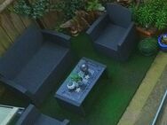 Schöne Polyrattan Lounge Terrassenmöbel schwarz 4 teilig bestehend aus: Lounge-Couch 2 Sitzer, 2 Lounge-Sesseln und Lounge-Tisch mit Rauchglasplatte wetterfest Festpreis 199 € - Schladen-Werla