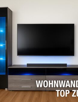 Moderne Wohnwand mit LED-Beleuchtung und schwarzer Glasfront - Ingolstadt