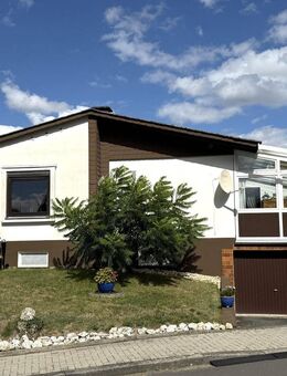Unterkellerter Bungalow auf großem Areal - Nastätten
