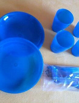 *NEU* Camping Piknik Set Piknikset Picnic Picnicset Geschirr Teller Becher Tassen Besteck Kunststoff Plastik 21-teilig blau - Wolfsburg
