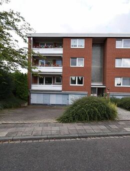 Schöne 4 Zi. Wohnung mit 2 Balkonen, zus. Hobbyraum, Garage u. Gartennutzung - Neuss