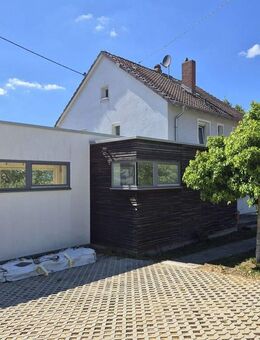 11 MINUTES TO LUCIUS CLAY KASERNE! Free standing house: with kitchen, 4 parking spaces & XXL terrace - Wiesbaden