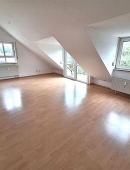KUSCHELNEST UNTERM DACH mit BLICK INS GRÜNE! Helle 2-Zi.-ETW mit Balkon in Schwanstetten! - Schwanstetten
