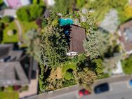 Haus im Bungalow-Stil auf großem Grundstück mit traumhaftem Garten, altem Baumbestand und Pool - Wiesbaden