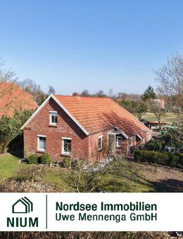 EBENERDIGES LANDHAUS MIT SCHEUNE IN SEHR RUHIGER LAGE MIT WEIDEBLICK. - Berumbur