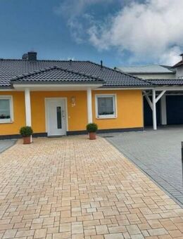 Einfamilienhaus mit großem Grundstück, Doppelgarage und Carport in Freiberg zu vermieten! - Freiberg