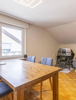 3- Zi. DG Wohnung mit kleiner EBK und Garage in ruhiger Umgebung - kann zeitnah bezogen werden - Göppingen