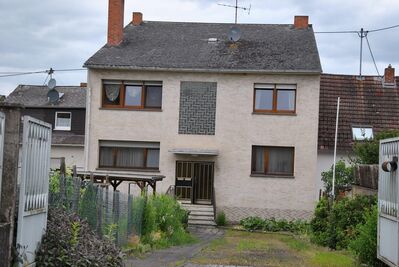 Zweifamilienhaus mit Halle mitten in Kruft