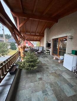 Objekt-Nr.: 2625 - entkerntes Mehrfamilienhaus (früher Gaststätte / Pension 600 m²) mit großer sanierter Wohnung (105 m²) im Anbau mit Kamin, Terrasse - Auerbach (Vogtland)