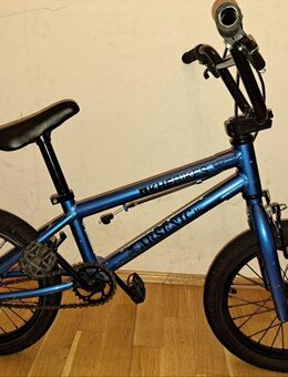Wir verkaufen Kinderfahrrad mit Helm und Schloss - München