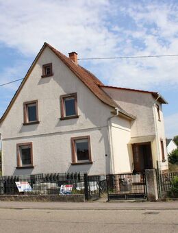 *Dornröschen möchte wach geküsst werden* Freistehendes sanierungsbedürftiges Haus mit Garage und riesen Garten - Carlsberg
