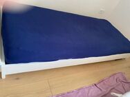 Schlichtes Design-Bett mit Rost und Matratze zu verschenken - München