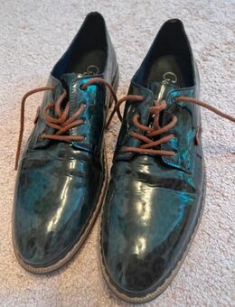 Schuhe mit Glanzeffekt - Bullay