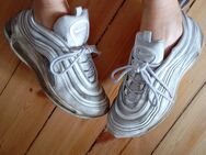 richtig gut duftende, verschwitze Schuhe 🤤 intensiv getragene Jogging sneaker einer heißen Studentin - Berlin