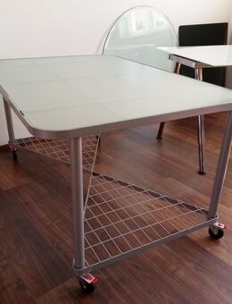 Designer-Tisch in Glas-Stahl-Ausführung m. Rollen, im Neuzustand - Simbach (Inn)