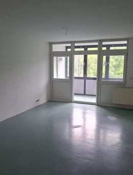 Helle und geräumige 3- Zimmerwohnung mit Loggia und Stellplatz, Zentrale Lage in Mühlhausen - Mühlhausen (Thüringen)