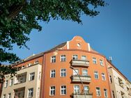 Kreuzberg im Immo-Portfolio: Solide vermietete 2-Zimmer-Wohnung mit Balkon im Vorderhaus - Berlin