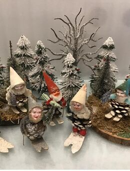Aus DDR Zeiten sehr alte 6 Zapfenzwerge auf SKI mit Gruppe Schnnebäume Weihnachtsschmuck - Düsseldorf