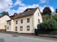 Ernsthausen bei Weilmünster: Gepflegtes Einfamilienhaus mit Garagen im Nebengebäude - Weilmünster