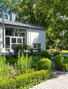 FELDAFING: ARCHITEKTENHAUS AUF WEITLÄUFIGEM GRUND IN BESTLAGE - Feldafing