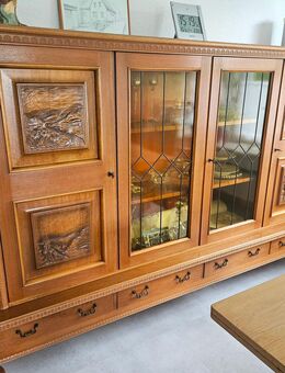 schöner Schrank mit Glas-Vitrine - Arnsberg