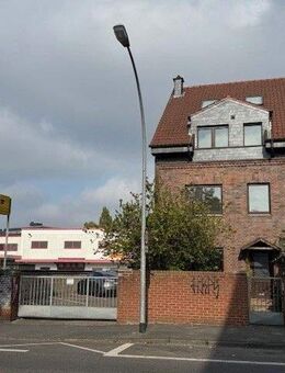 Einzigartiges Mehrfamilienhaus mit Halle und Garage grenzenlose Möglichkeiten für Wohnen und Gewerbe - Mönchengladbach