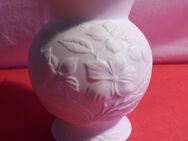 Kleine runde Vase von AK Kaiser / Bisquitporzellan M. Frey Nr. 0357 Blumenmotive - Zeuthen