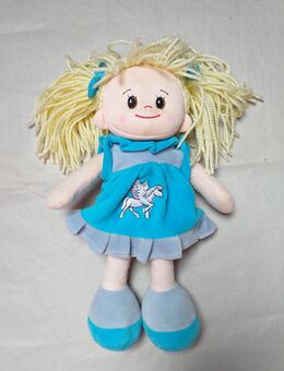 Heunec Puppe, blonde Haare, blaues Kleid mit Stickerei - Spielzeug, Plüschfigur, Plüschtier, Plüschpuppe, Stofftier, Kuscheltier, waschbar - Hamburg Wandsbek