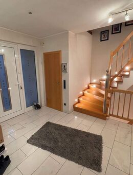 Freistehendes Einfamilienhaus inklusive Doppelgarage, Garten mit Teich und Terasse - Lünen