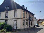 Vielseitig nutzbares Baugrundstück mit Mehrfamilienwohnhaus, Anbau und weiteren Bebauungsmöglichkeiten - Offenbach-Hundheim