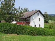 Einfamilienhaus mit Einliegerwohnung in ruhiger Ortsrandlage von Berg mit Aussicht ins Graflinger Tal - Metten