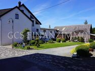 Sehr schönes Bauernhaus mit 2 Wohnungen, großer Scheune und Wiesen - Hilscheid