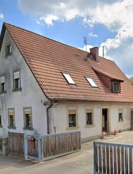 Kernsanierungsbedürftiges Bauernhaus mit Sandsteinscheune und 3 Garagen mit idyllischen Ausblick - Adelsdorf