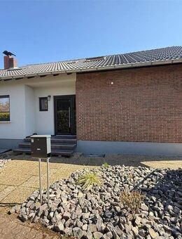 Großzügiges FH/Generationenhaus mit Garten/2 Garagen und Stellplätze in 66740 Steinrausch - Saarlouis