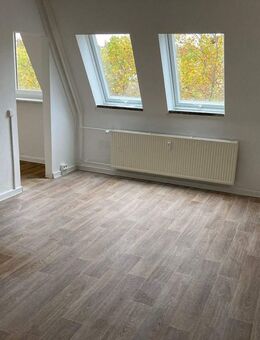 Perfekt für die kleine Familie. 3-Raum-Wohnung im Dachgeschoss. Wanne. Innenstadt. - Gera