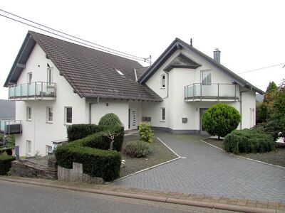 Bacharach-Henschhausen: Voll vermietetes Mehrfamilienhaus mit Terrasse, Balkone und Garagen