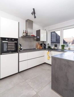 Hochwertige 3-Zimmer-Dachgeschosswohnung mit Balkon & Stellplatz in kernsaniertem 3-Familienhaus - Bochum