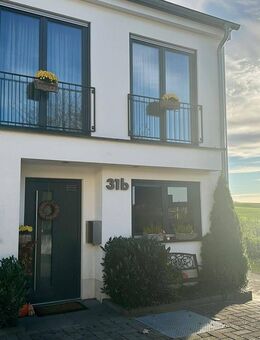 MANNELLA *Vermietete Doppelhaushälfte mit Terrasse & zweistöckiger Garage auf 233 m² Grundstück* - Lohmar